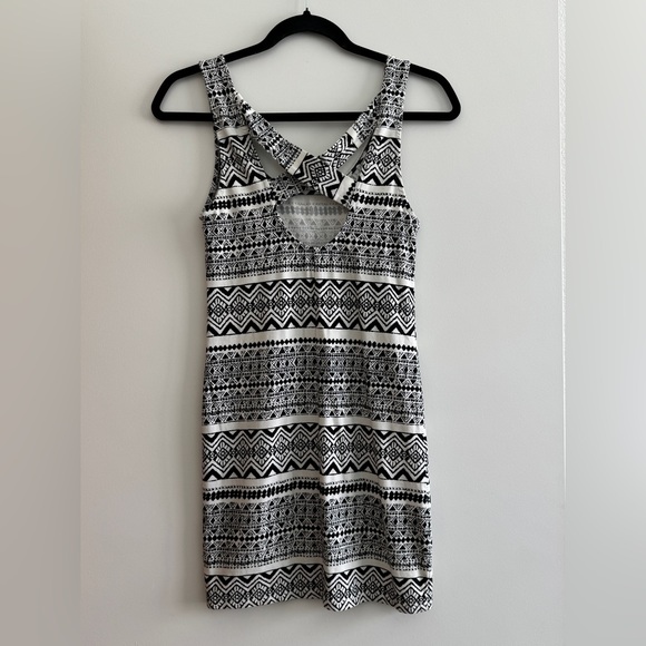 Women’s Black & White Patterned Fitted Sleeveless Dress - Picture 4 of 11